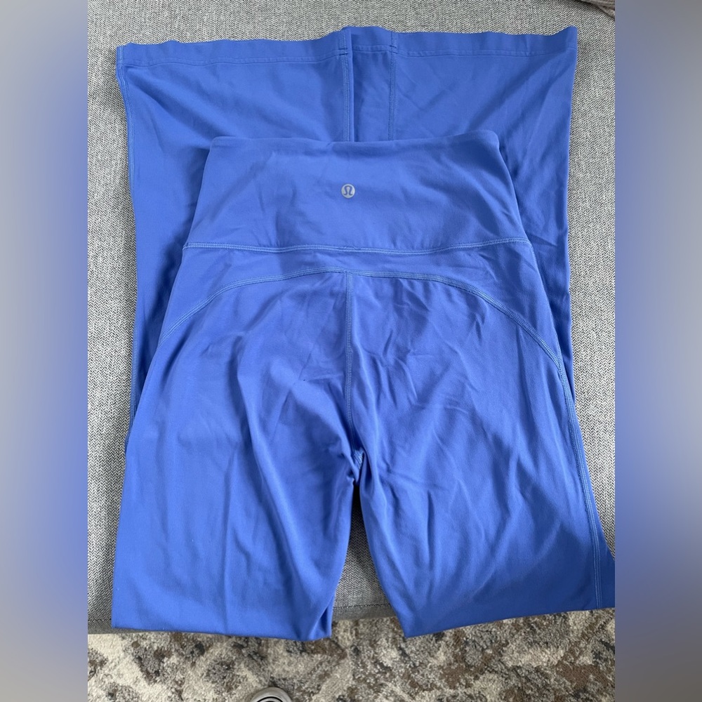 Lululemon Groove Super-High-Rise Flared Pant
Nulu. Regular length.